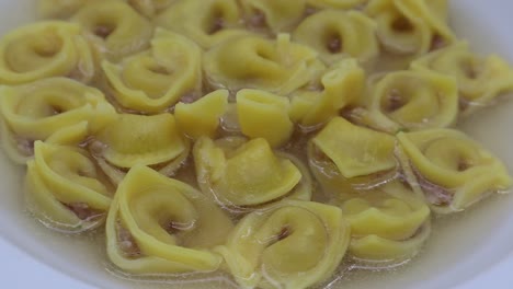 Tortellini-In-Brodo,-Isoliert-Auf-Weiss