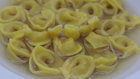 tortellini en brodo aislado en blanco
