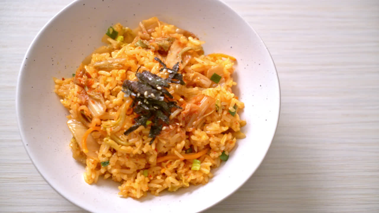 arroz frito kimchi con algas y sésamo blanco - estilo de comida coreana