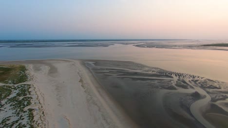 puesta de sol aérea sobre el parque nacional unesco langeoog alemania