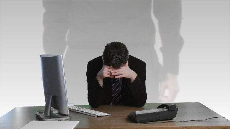 Uomo d'affari frustrato per un danno finanziario