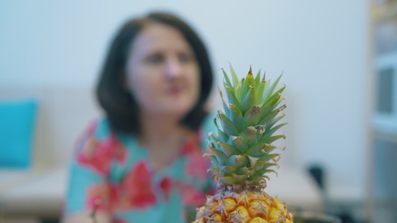 짧은 어두운 머리카락을 가진 흐릿한 여성에 대한 파인애플  ⁇