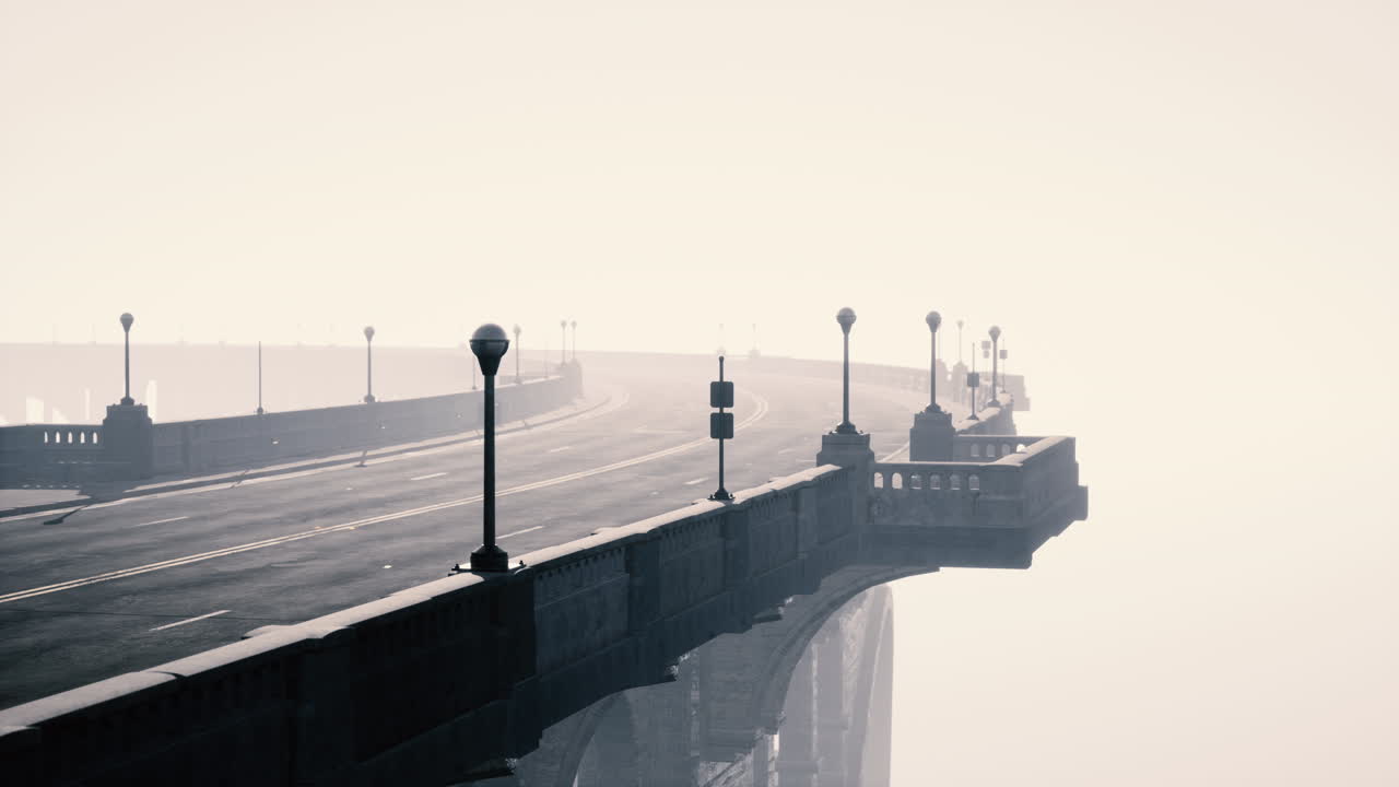 안개 속 의 강 을 가로지르는 다리 의 전망