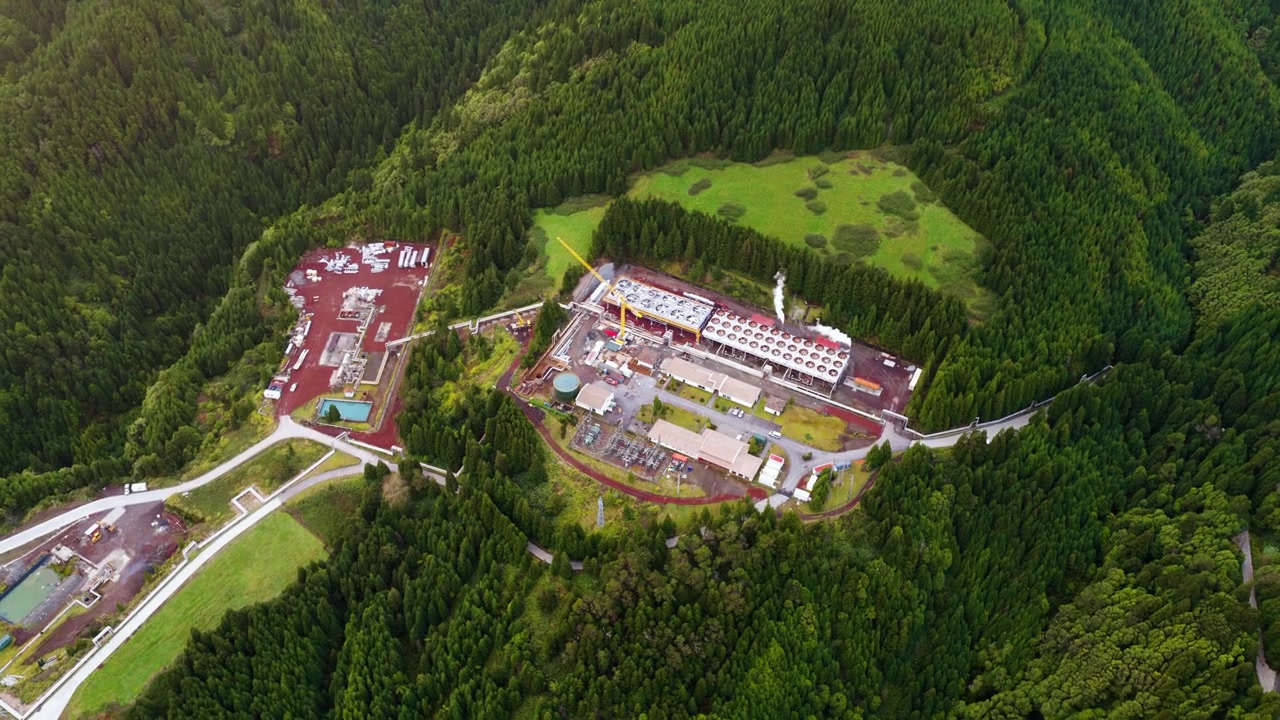 Toàn cảnh từ trên cao Nhà máy điện địa nhiệt Pico Alto trên đảo Terceira thuộc quần đảo Azores, Bồ Đào Nha
