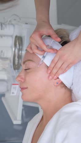 mujer que recibe tratamiento facial