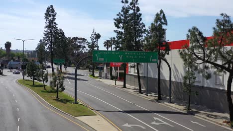 esta es una toma aérea empujando en un letrero de la calle en inglewood, california