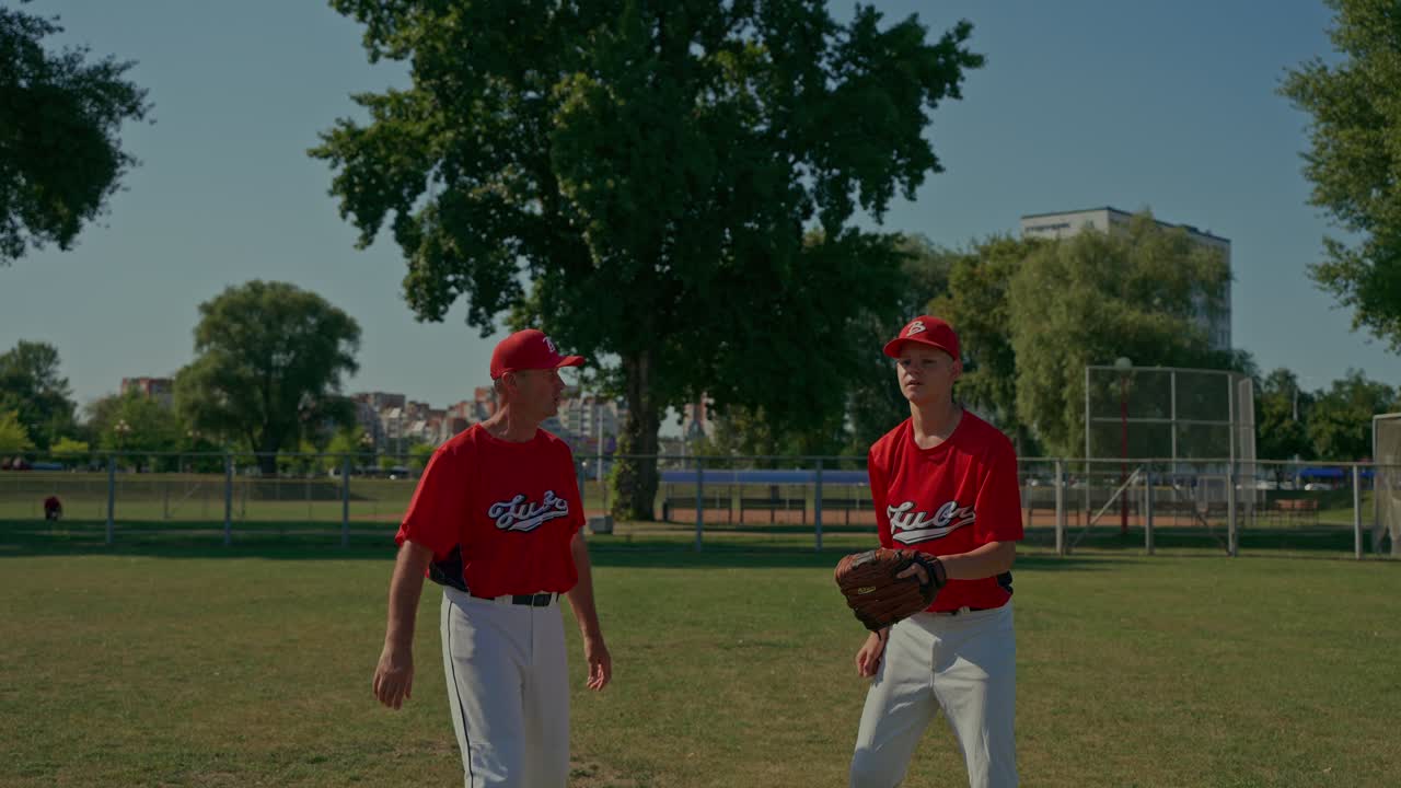 Allenamento di baseball con allenatore e giocatore