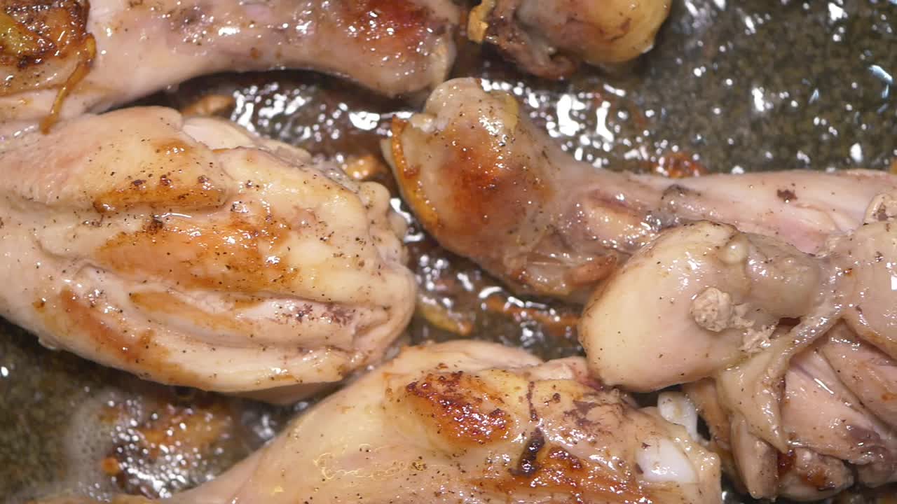 freír patas de pollo
