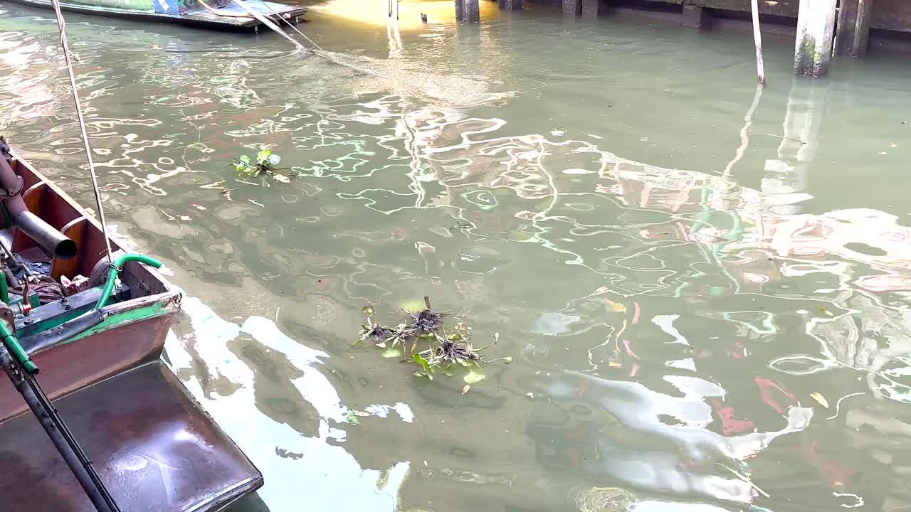 방 의 배 근처 에 떠다니는 물 가루