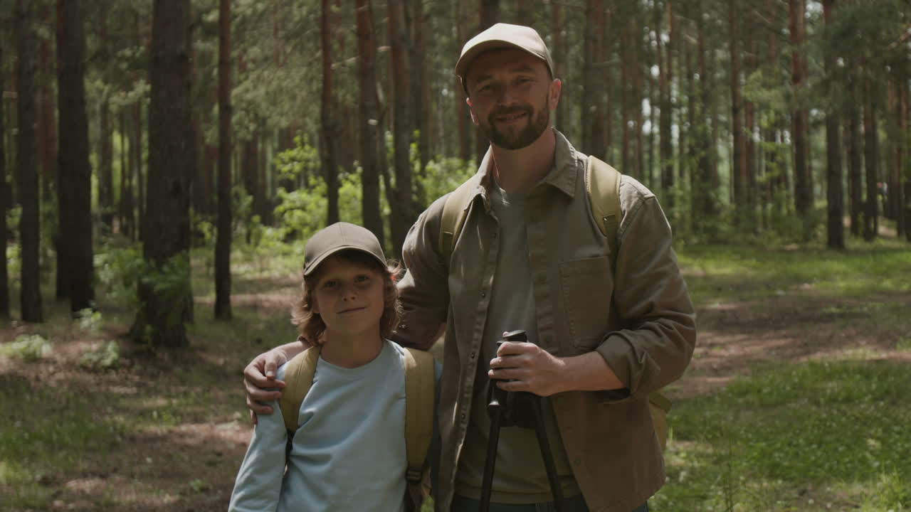 padre e hijo caminando en el bosque