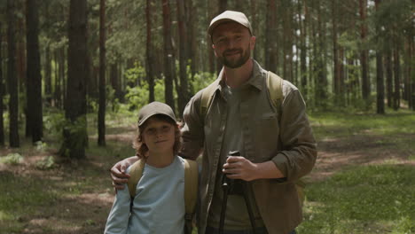 padre e hijo caminando en el bosque