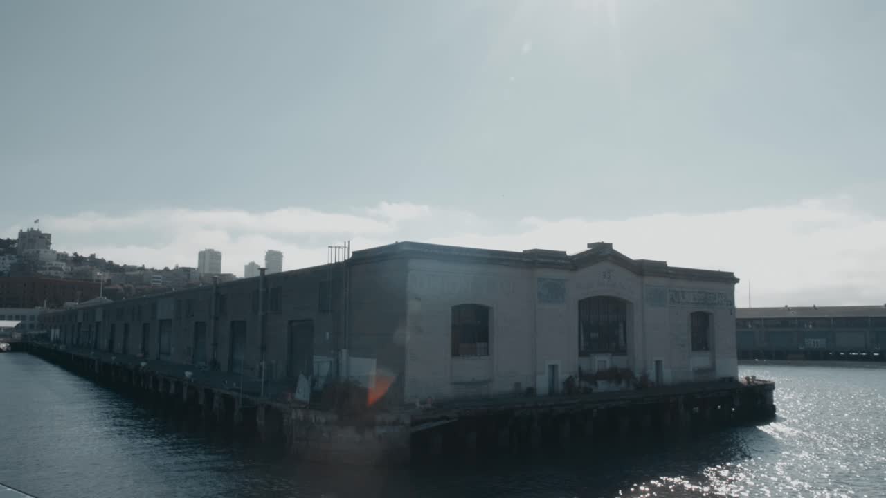 슬로우 모션으로 바다에서 샌프란시스코의 부두 보기