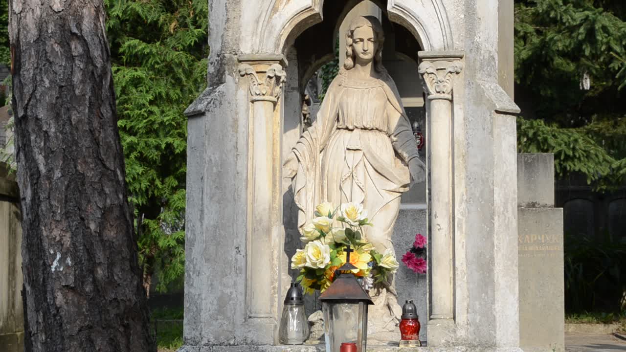 Patung pemakaman. Lviv, Ukraina. Pemakaman Lychakovsky, situs bersejarah dan memorial (sejak 1991) di Lviv di distrik bersejarah Lychakov, salah satu pemakaman tertua di Ukraina