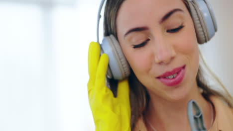 mujer feliz, auriculares y música mientras limpia