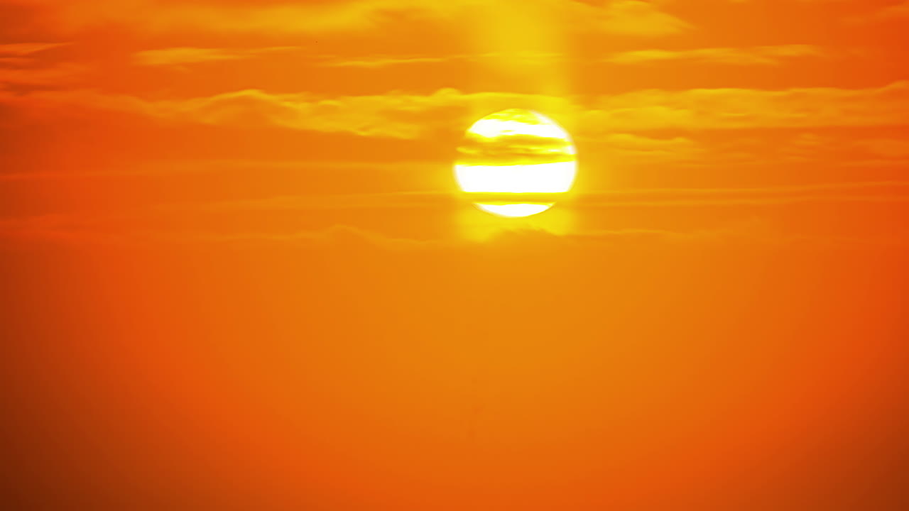 espectacular amanecer en el cielo amarillo a través de nubes naranjas en timelapse al amanecer
