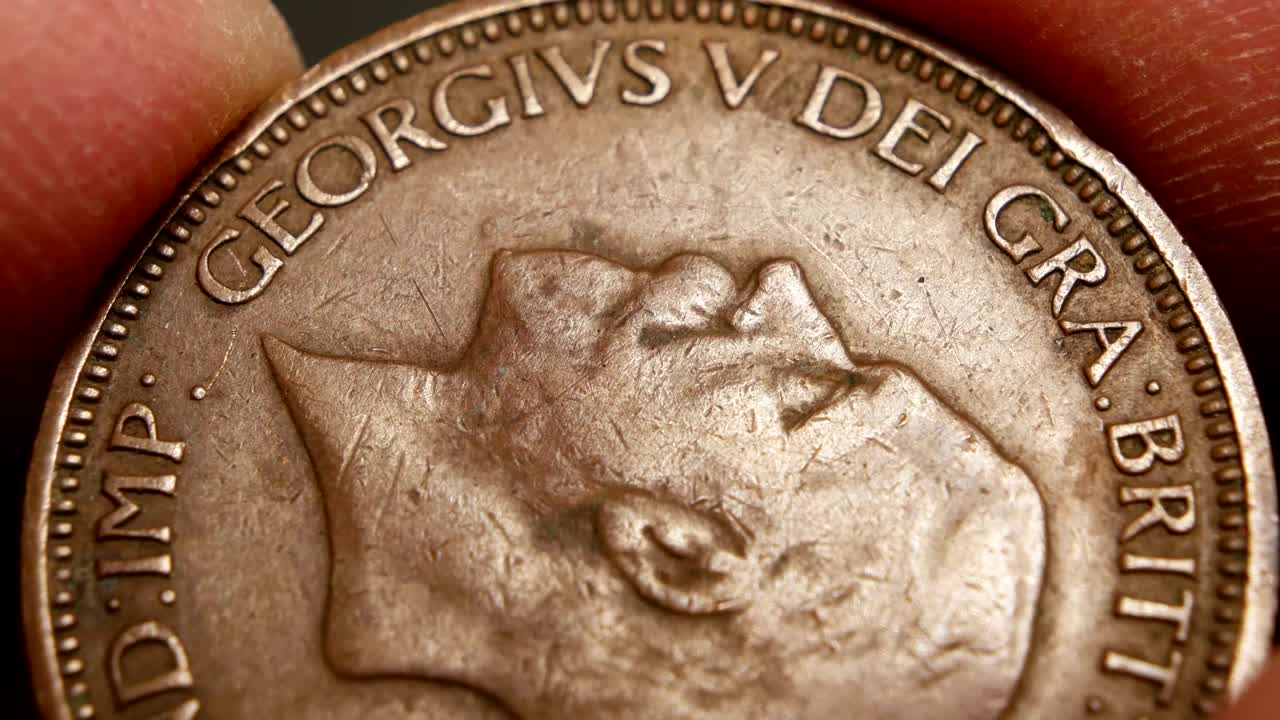 primer plano de monedas muy antiguas