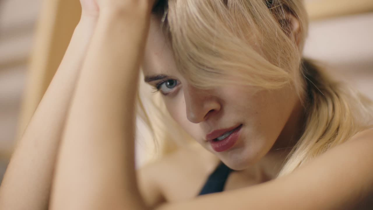 агрессивная спортсменка плохо себя чувствует в фитнес-клубе.