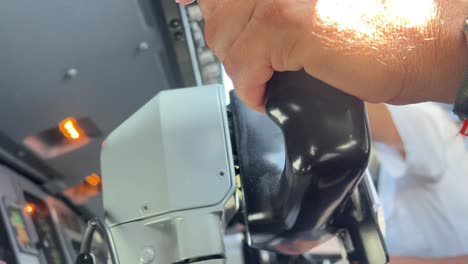 dentro de una cabina de avión moderna durante un vuelo real