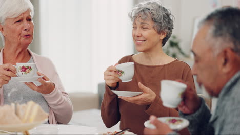 hombre mayor, mujeres y bebida en la fiesta del té