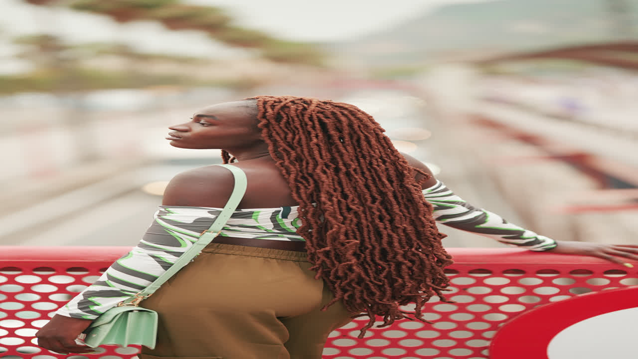 Donna con dreadlocks su un ponte