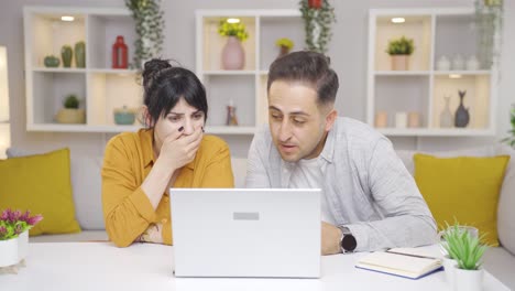 Couple-experiencing-failure-on-laptop.