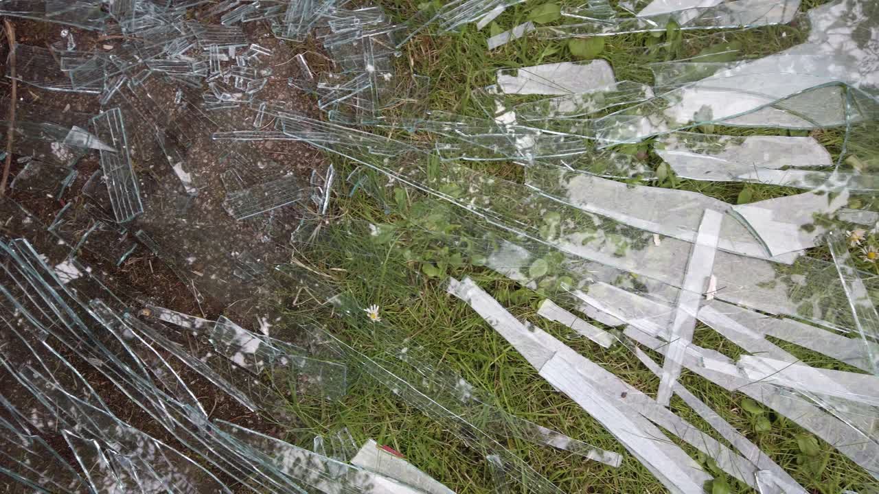 바닥에 누워 있는 깨진 유리 조각, 돌리 샷