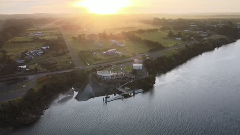 Kreisende-Pukenui-Wharf-Während-Des-Sonnenuntergangs-In-Neuseeland