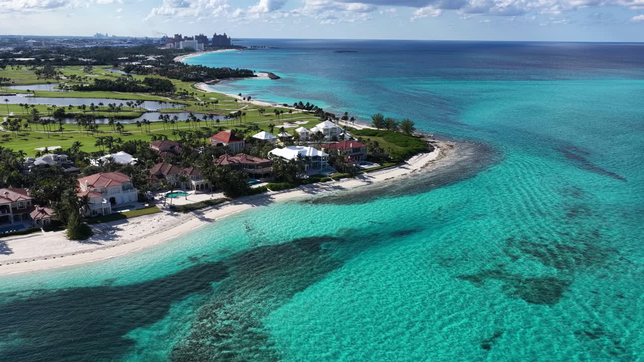 Pláž Arawak na Paradise Island v Nassau na Bahamách. Plážová krajina. Centrum města. Cestovní destinace. Pláž Arawak na Paradise Island v Nassau na Bahamách. Přírodní mořská krajina