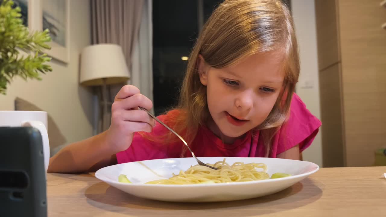 Bambina che mangia spaghetti