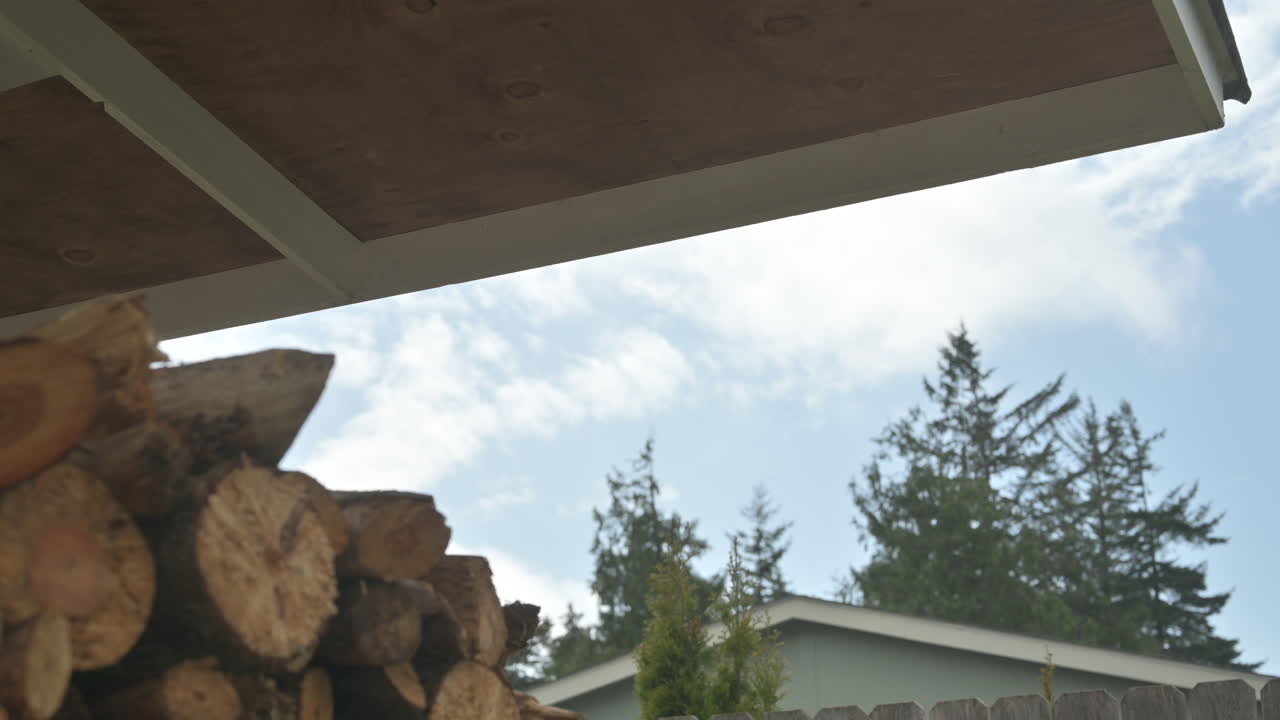 las gotas de lluvia caen del techo. vista desde abajo