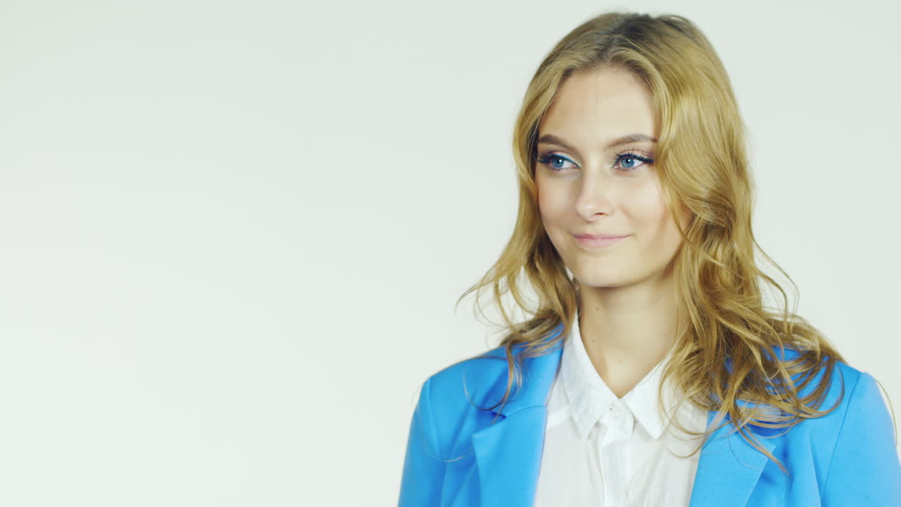 mujer joven que muestra el gesto de aprobación de dos manos con el pulgar hacia arriba video hd