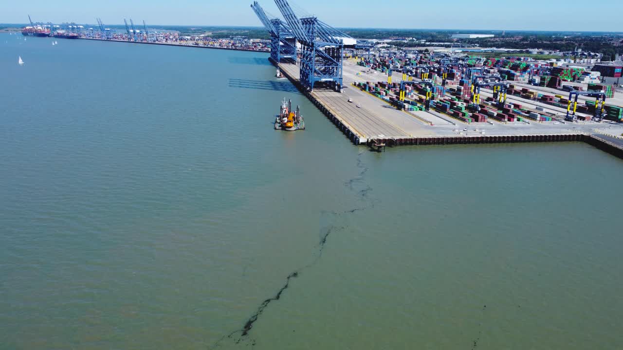 vista aérea de drones del puerto de harwich con majestuosas grúas de contenedores en el muelle vacío