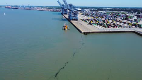 Luftdrohnenansicht-Des-Hafens-Von-Harwich-Mit-Majestätischen-Containerkränen-Auf-Dem-Leeren-Dock