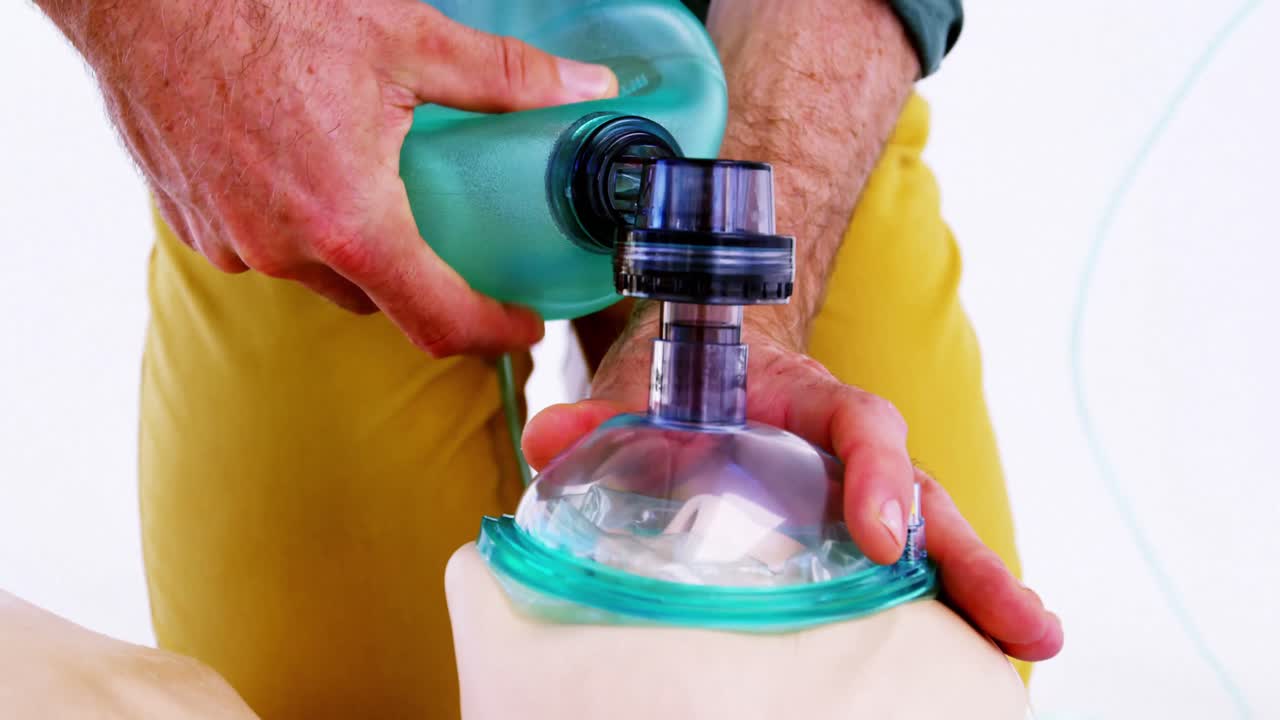 paramédico masculino durante el entrenamiento de reanimación cardiopulmonar