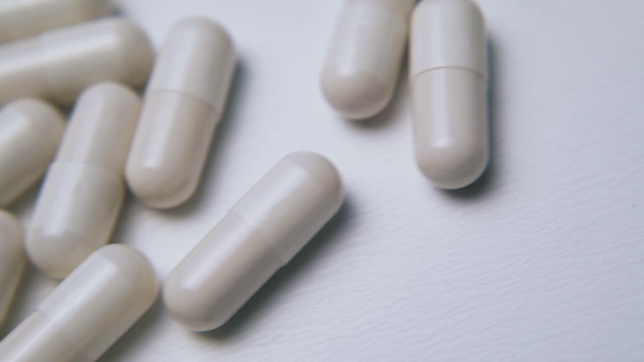 movimiento por encima de las drogas médicas que se encuentran en una superficie de luz limpia