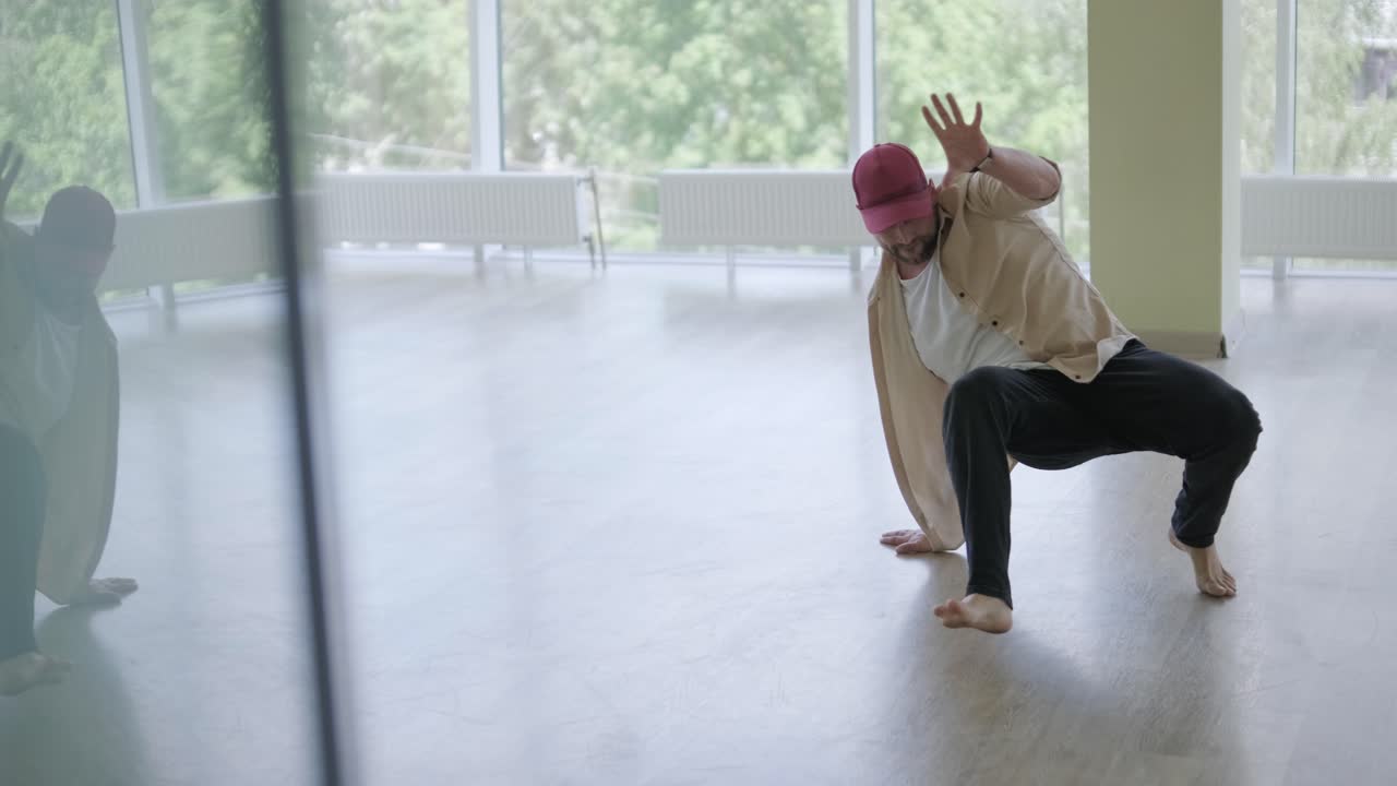 스타일리시한 젊은 남성 댄스 브레이크 댄스 및 안무. 공연, 움직임, 스타일 및 패션 개념