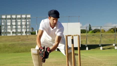 Portero-Recogiendo-Pelota-De-Cricket-Detrás-De-Tocones-Durante-El-Partido