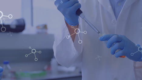 animación del procesamiento de datos científicos sobre un científico caucásico en el laboratorio.