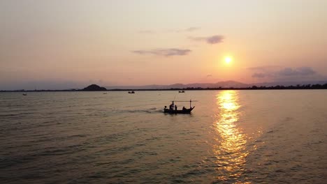 Antenne:-Fischerboot-Kehrt-Bei-Sonnenuntergang-Vom-Meer-Zurück