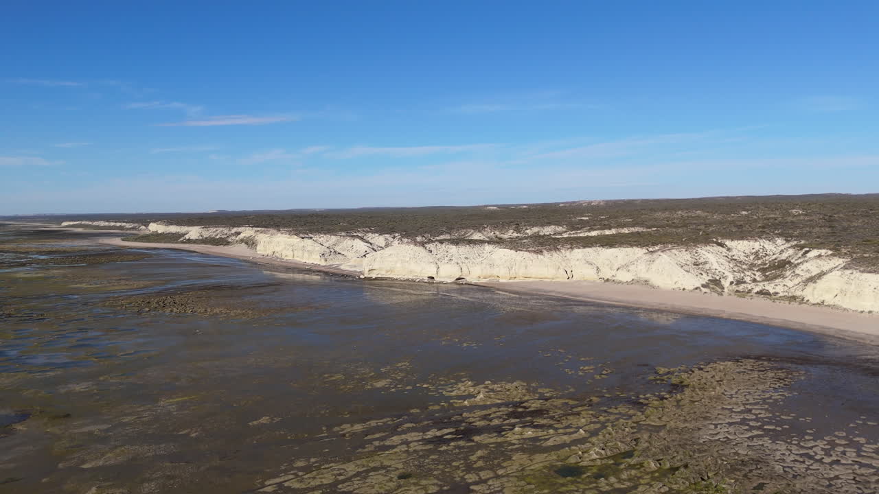 Aerial footage of El Cañadón de las Ostras, a beautiful coastal area in Las Grutas, Argentina, showcasing dramatic cliffs and serene beach views.