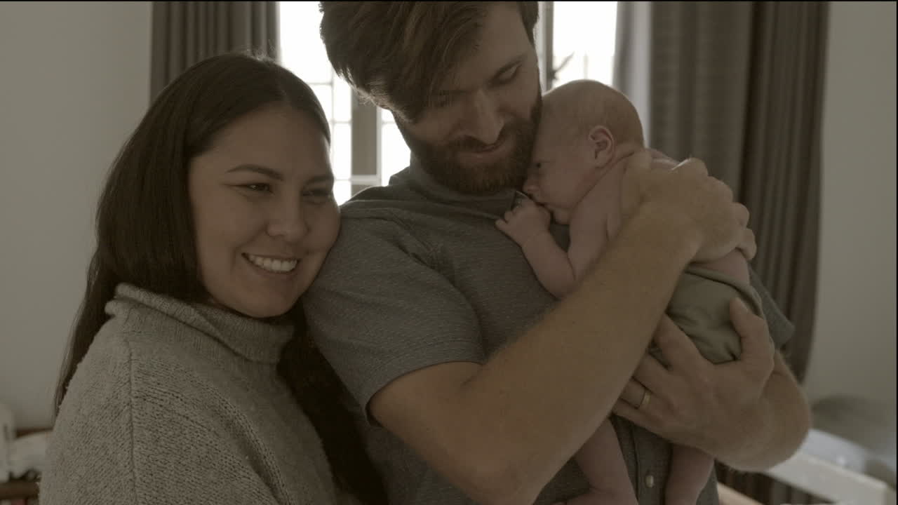 famiglia felice con un neonato