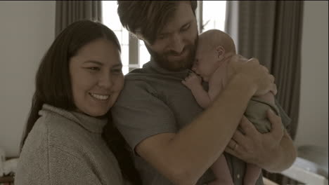 familia feliz con un bebé recién nacido
