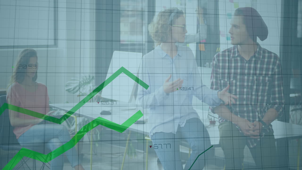 animación del procesamiento de datos financieros y líneas verdes sobre personas de negocios que trabajan en la oficina