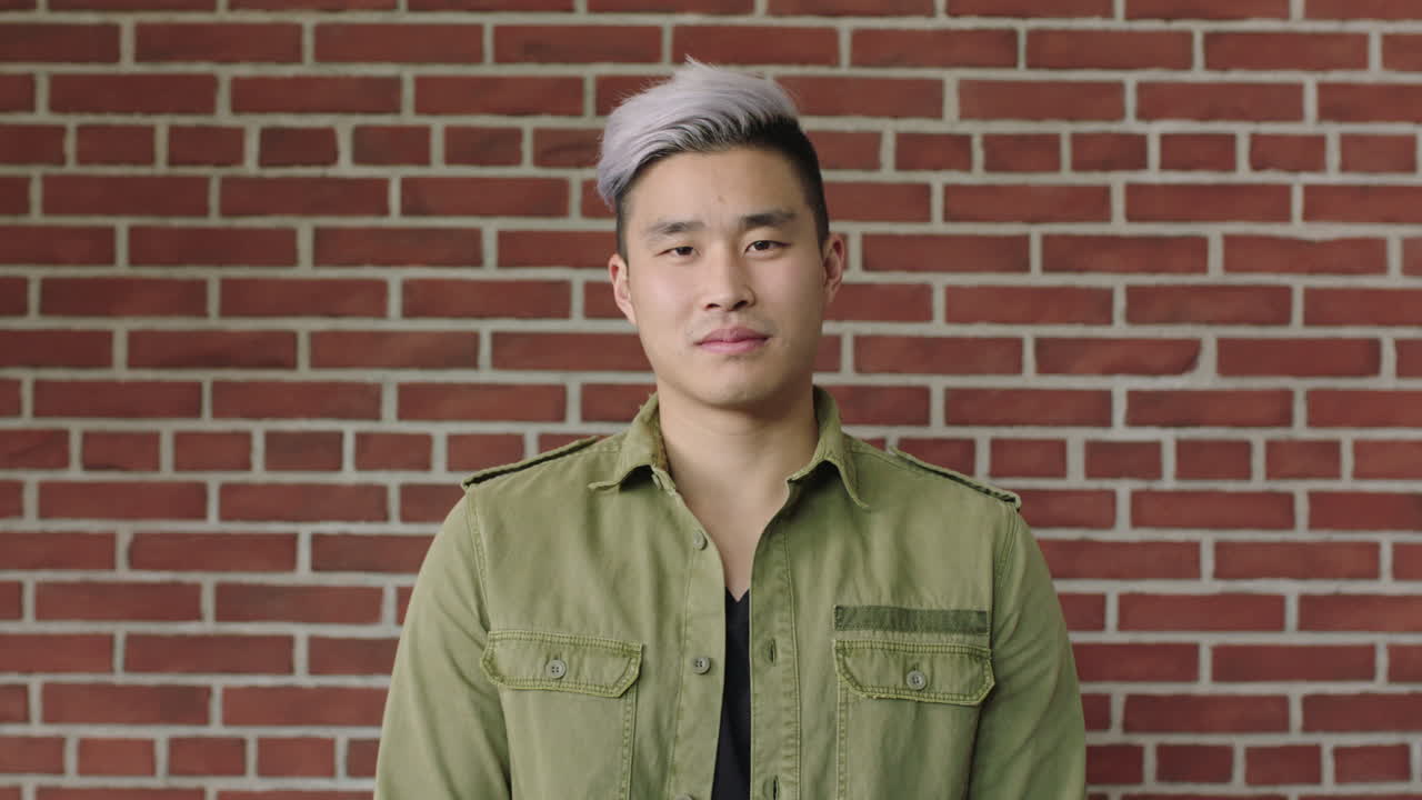 자신감 있는 젊은 아시아 남자 의 초상화 는 카메라 에 심각 한 생각 을 하고 있다