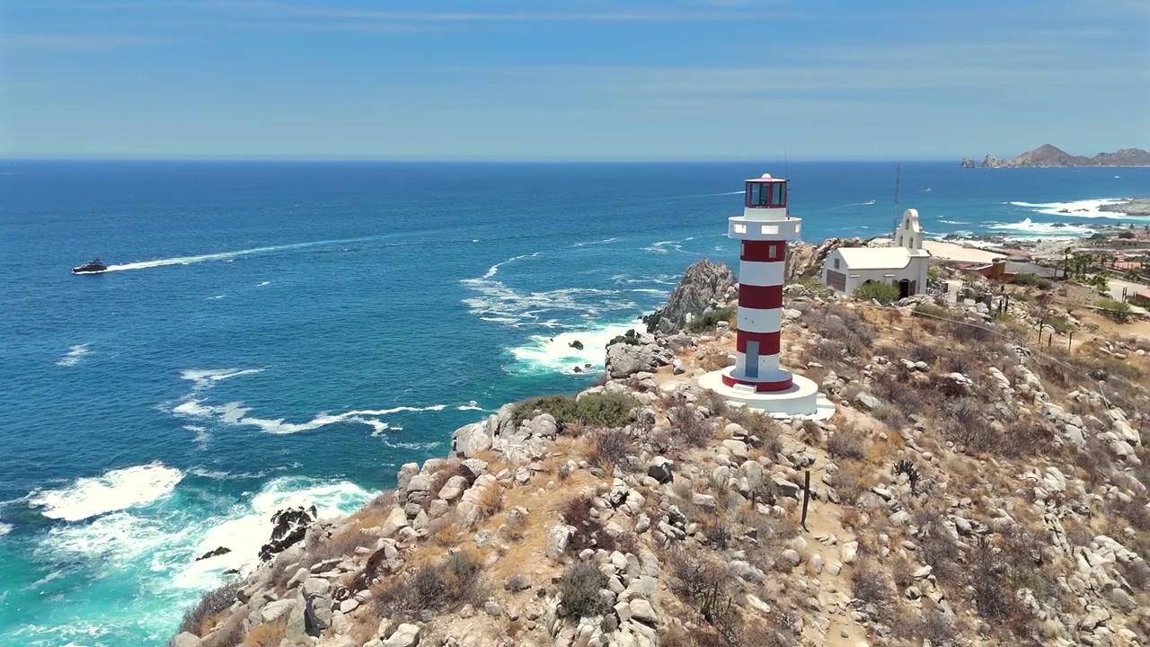 Drone jatkaa El Encanto -majakan kiertämistä Cabo San Lucasissa, pyyhkäisten avomereltä paljastaen Cabo San Lucasin kaaren etäällä, ohittaen jahdit vedessä ja historiallisen kirkon