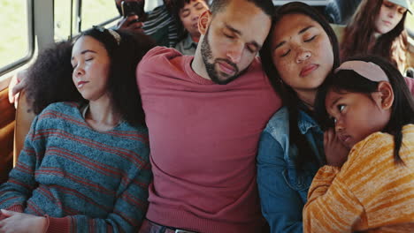 furgoneta, niños o familia grande durmiendo en un viaje por carretera