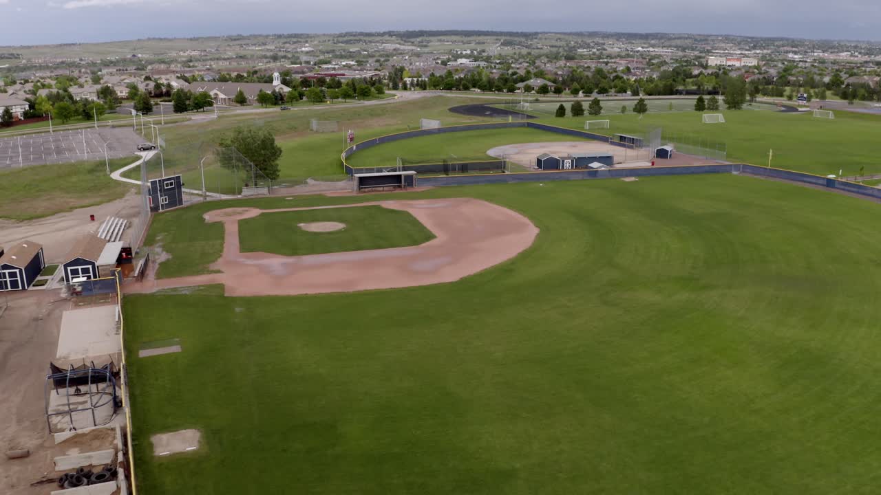 Vista aerea di un campo da baseball in un parco locale