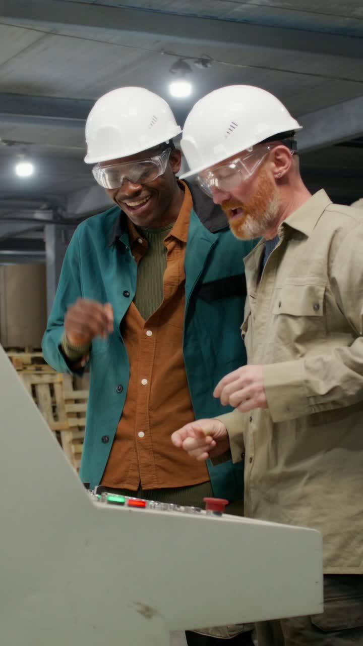 trabajadores de la fábrica inspeccionando la maquinaria