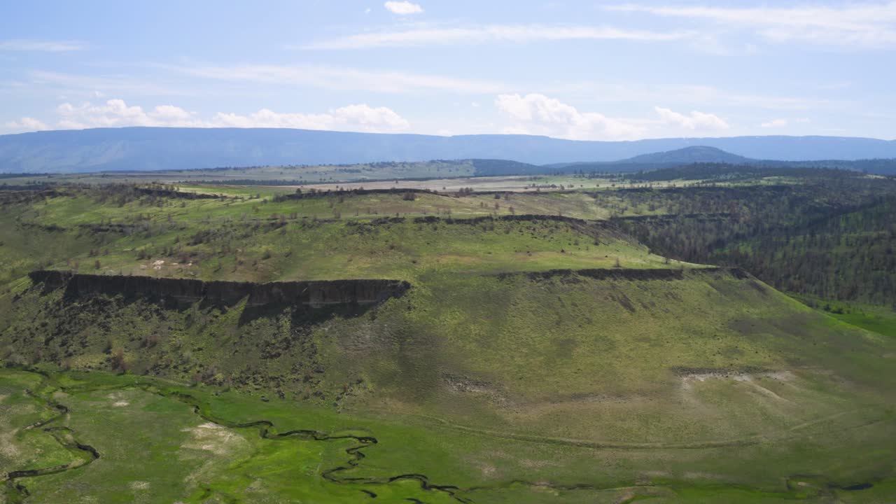 панорамный взгляд с воздуха на хребты уиллоу-крик летом в орегоне, сша