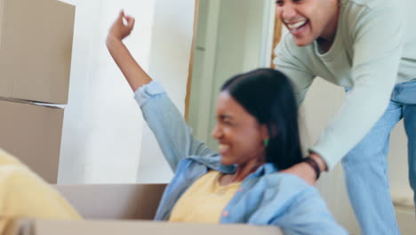 pareja, sala de estar divertido y moviéndose con gracioso